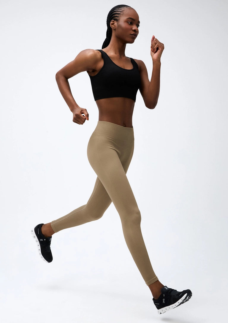 Top esportivo canelado sem costura